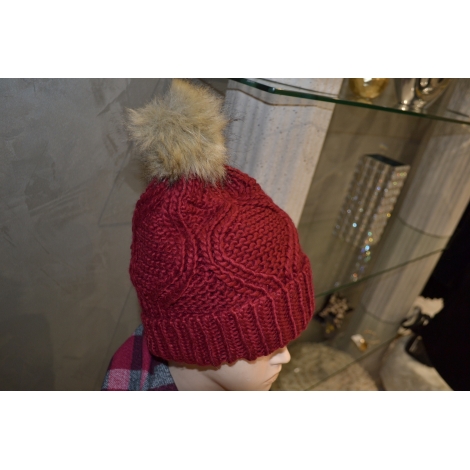 BONNET BORDEAUX AVEC POMPON