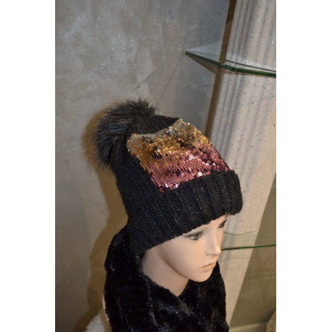 BONNET NOIR AVEC DES PAILLETTES ET POMPON