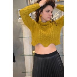 PULL CROP TOP  EN LAINAGE COL ROULÉ MOUTARDE